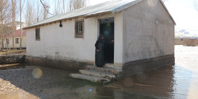 Çay taştı; tarım arazileri ile ev ve ahırları su bastı