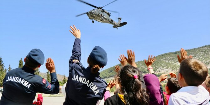Çocuklar jandarma helikopterine bindi