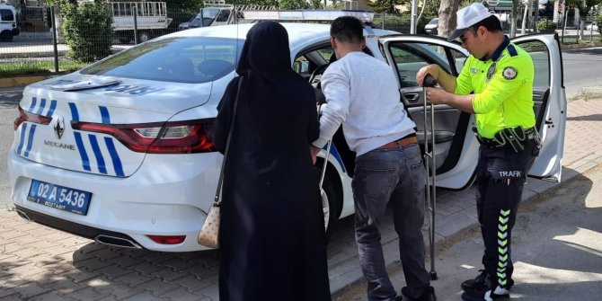 Engelli gencin yardımına trafik polisleri yetişti