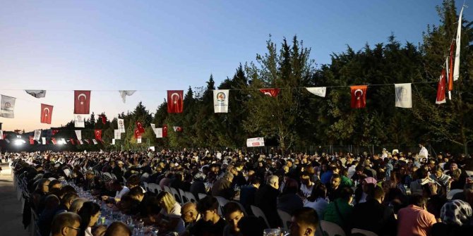 Geleneksel iftar sofrası kurulmaya devam ediyor