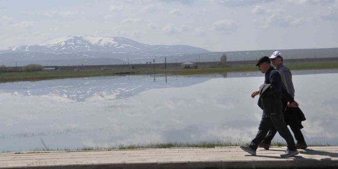 Bulutların suya yansıması görenleri büyüledi