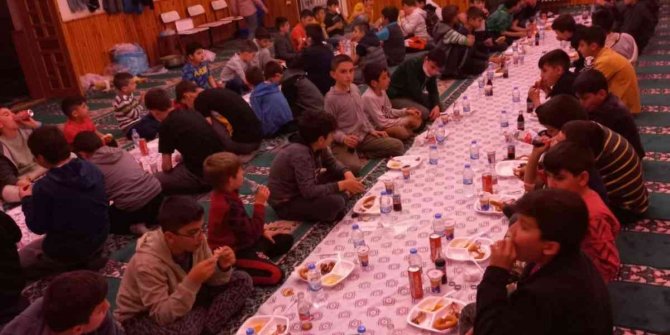 Kuran kursu öğrencilerine medine usulü iftar