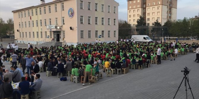 Okulda iftar yapan öğrenciler "meddahla" eğlendi