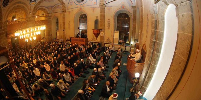 Kadir Gecesi’nde eller dua için semaya kalktı