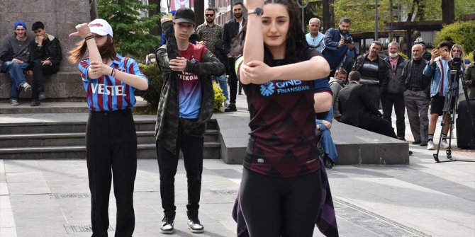 Gençler dans ederek "Mutluluğa kurşun sıkma" kampanyasına destek verdi