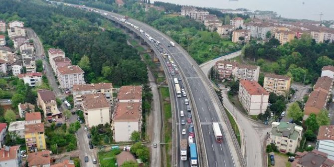 Anadolu Otoyolu'nda kamyonet devrildi: İstanbul yönü ulaşıma kapandı