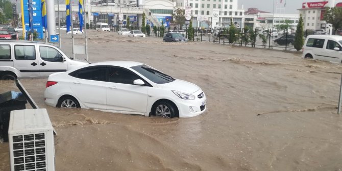 Yağmur ve dolu hayatı felç etti