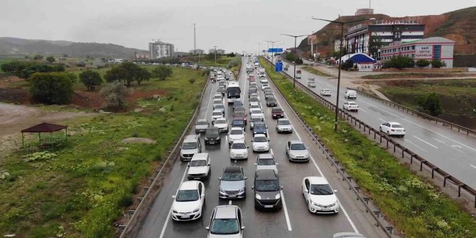 Tatilciler dönüş yoluna geçti, 43 ilin geçiş güzergahında trafik durma noktasına geldi