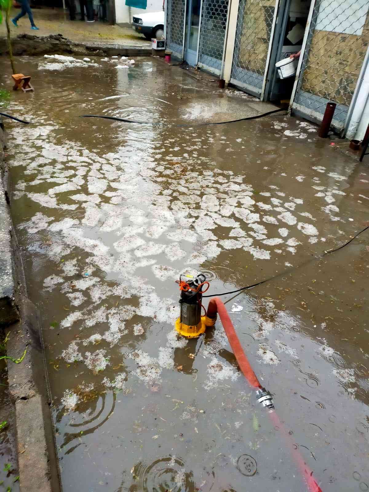 Sağanak yağış sonrası iş yerlerini su bastı