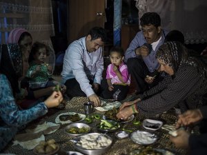 Suriyeli aile barakada iftar açıyor