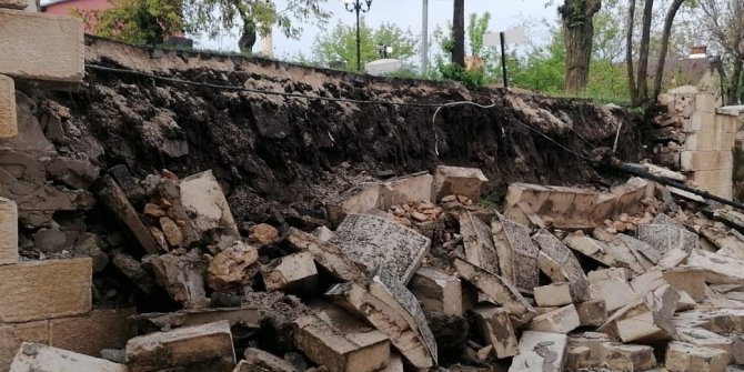 Şiddetli yağış nedeniyle istinat duvarı çöktü