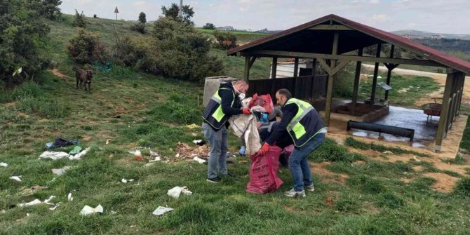 Sokak hayvanlarının beslenme noktalarını dezenfekte ediliyor