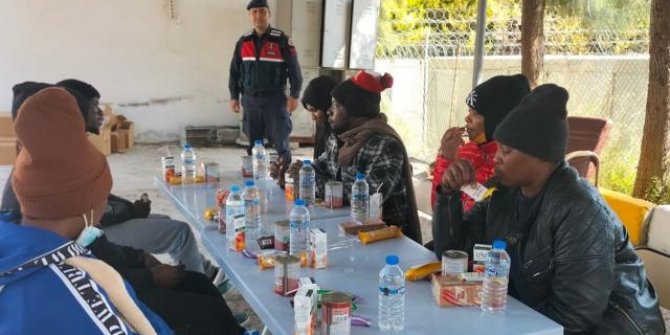 Yunanistan'ın ölüme terk ettiği 37 düzensiz göçmen kurtarıldı