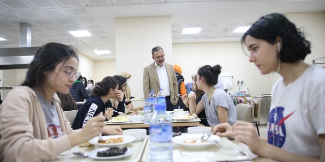 Bakan Kasapoğlu'ndan öğrenci yurduna sürpriz ziyaret