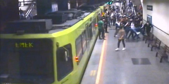 Metrodaki sigara kavgası güvenlik kamerasında