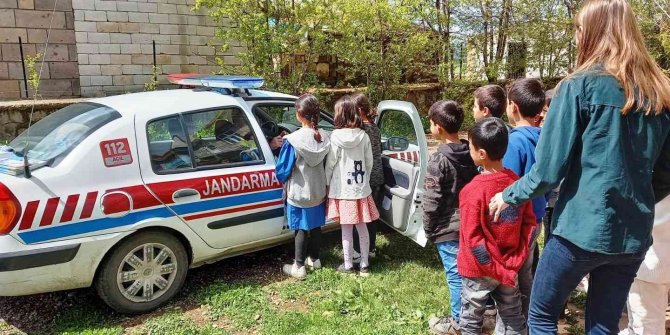 Jandarma ekiplerinden köy okulu öğrencilerine trafik eğitimi
