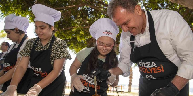 Başkan Seçer, özel gereksinimli çocuklarla pizza yaptı