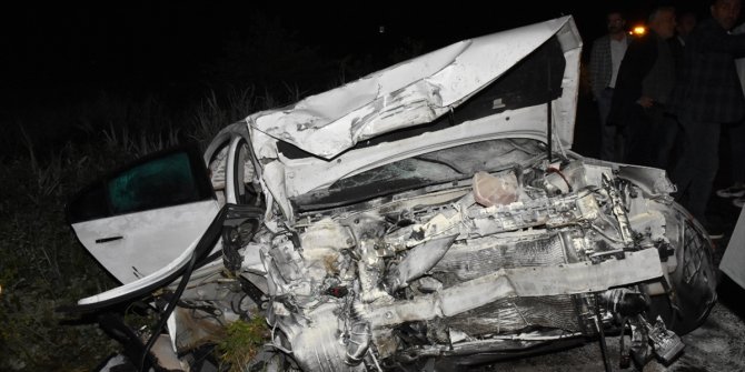 İki otomobilin çarpıştığı kazada 3 kişi öldü, 4 kişi yaralandı