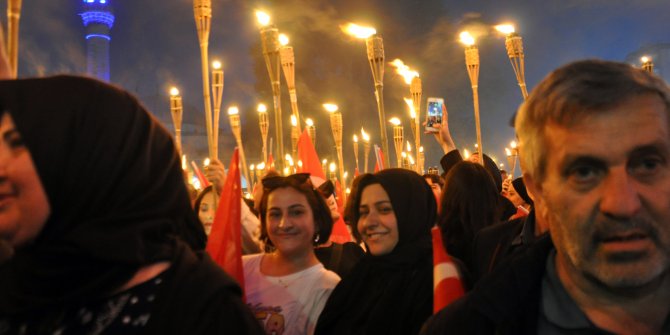Karaman'da 7 bin kişi meşalelerle sokakta