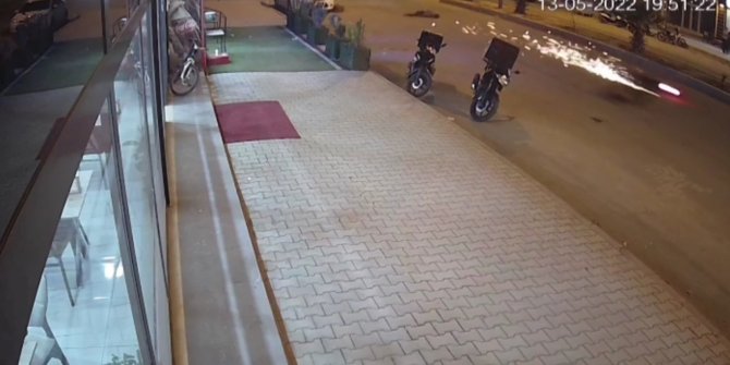Motosikletlinin bisiklete çarptığı kaza kamerada