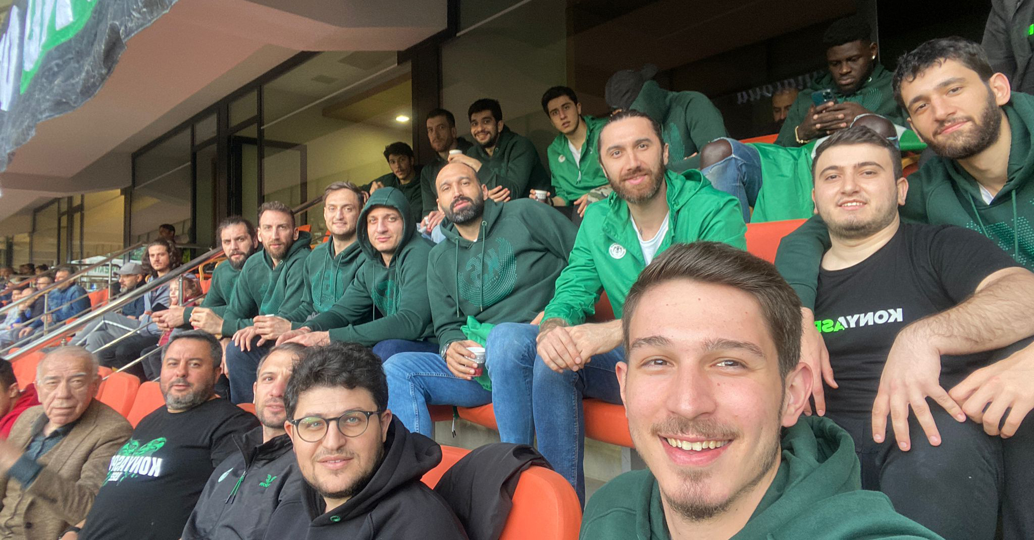 Konyasporlu basketçiler, futbolla stres attı