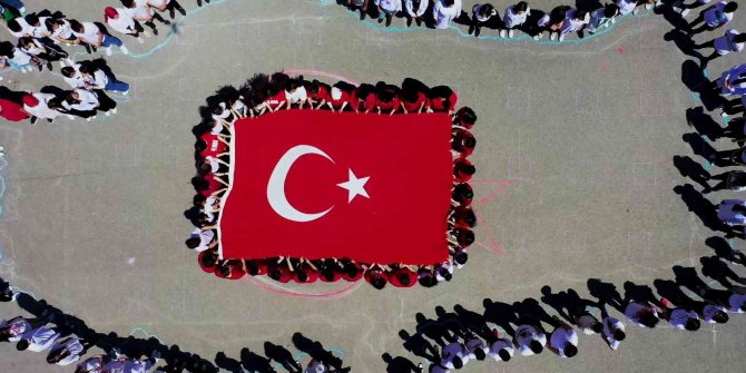 200 lise öğrencisinin anlamlı Türk bayrağı koreografisi