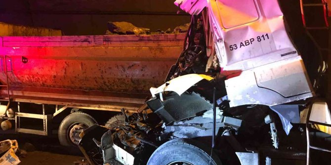 Taş yüklü kamyonlar çarpıştı taştı: 1 yaralı