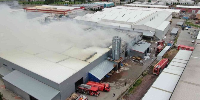Fabrika yangını 62 personelle söndürüldü