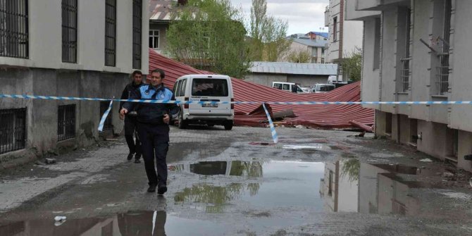 Fırtına çatıları uçurdu