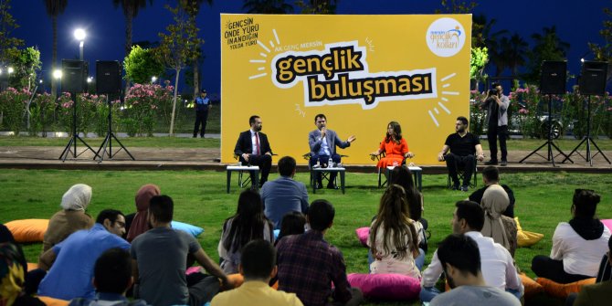Bakan Kurum, Mersin'de gençlerle buluştu