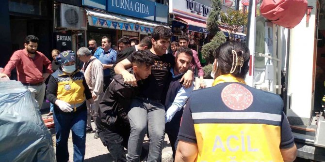2 ton kuruyemiş yüklü el forklifti işçinin üzerine devrildi