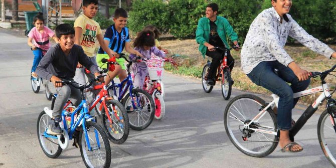 150 çocuğa bisiklet dağıttı