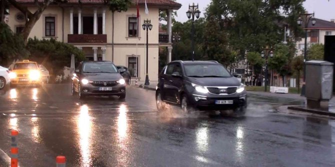 Aniden bastıran yağmur vatandaşlara zor anlar yaşattı