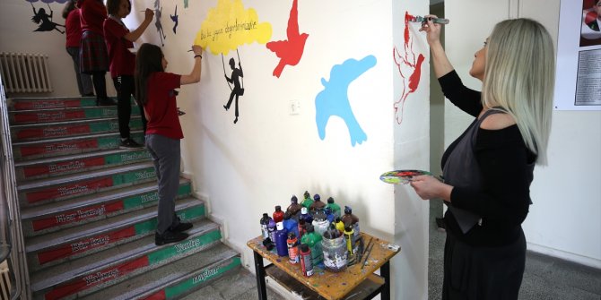 Okullar "yaşayan duvarlar" projesiyle renklendiriliyor