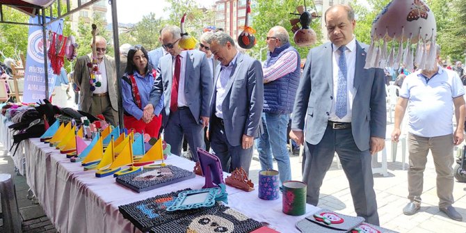 Özel öğrenciler el sanatlarını sergiledi