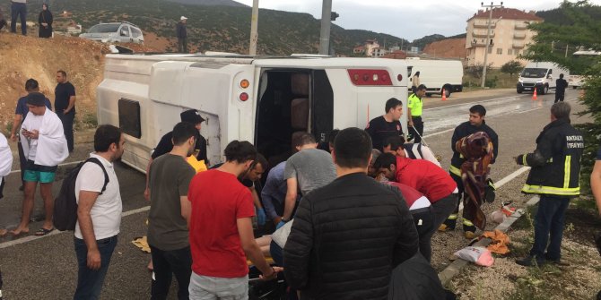 Tur midibüsü devrildi: 22 yaralı