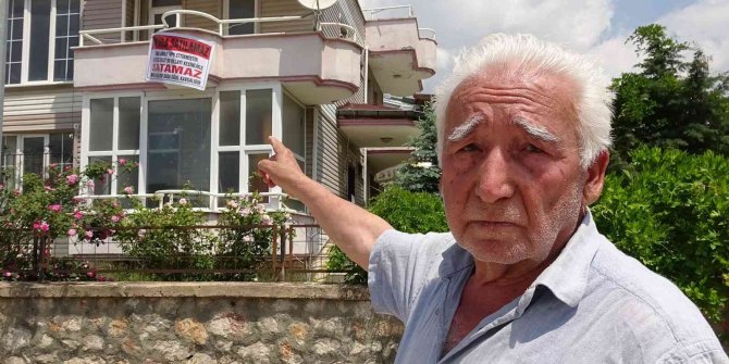 Villaya astığı pankart dikkat çekti