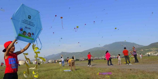 Osmaniye’de gökyüzü uçurtmalarla renklendi