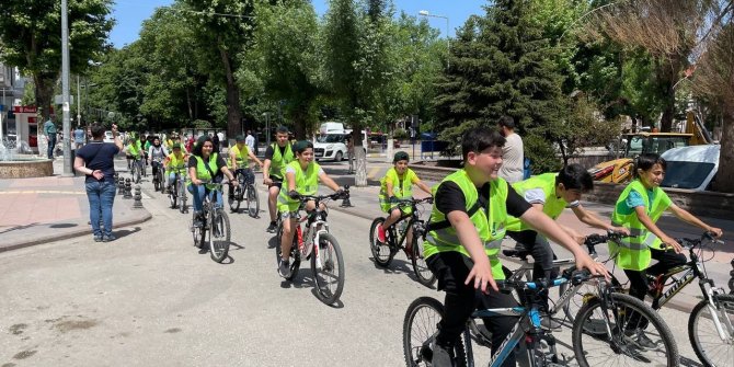 İklim değişikliğine dikkat çekmek için pedalladılıar