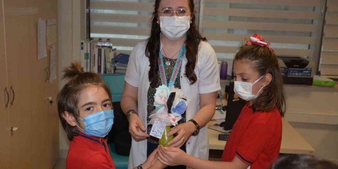 İlkokul öğrencilerinden sağlık çalışanlarına ‘maskeden çiçek’