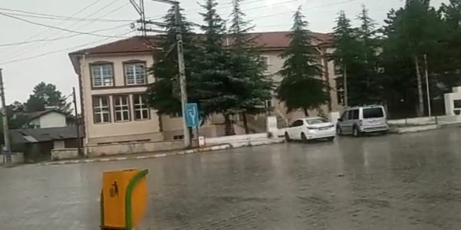 Afyonkarahisar’da sağanak etkili oldu, çakan şimşekler geceyi aydınlattı