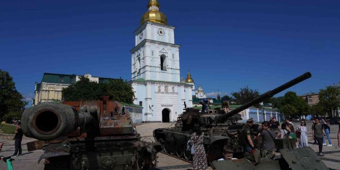 Kiev’de Rus ordusunun ele geçirilen askeri teçhizatları sergilendi