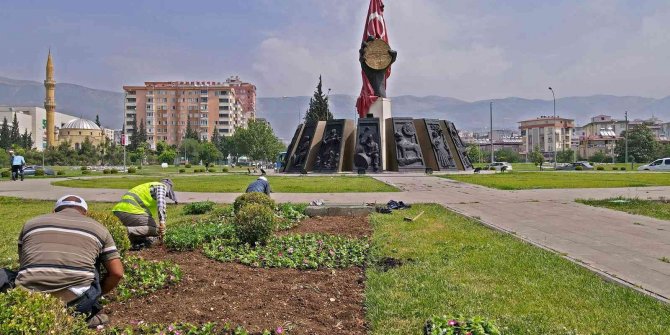 Kahramanmaraş’ta kavşak ve refüjlerde çiçek açtı