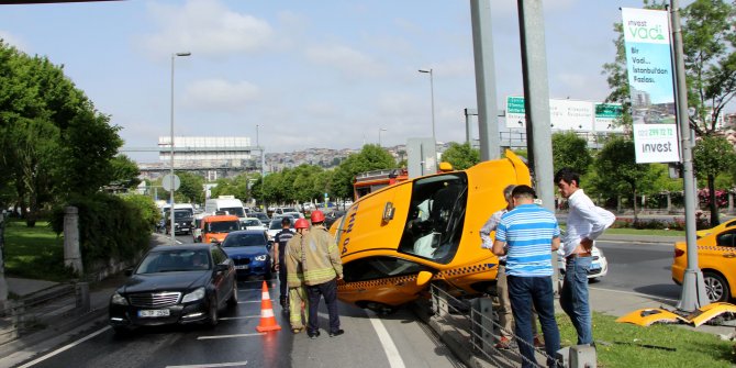 Bariyere çarpan taksi asılı kaldı