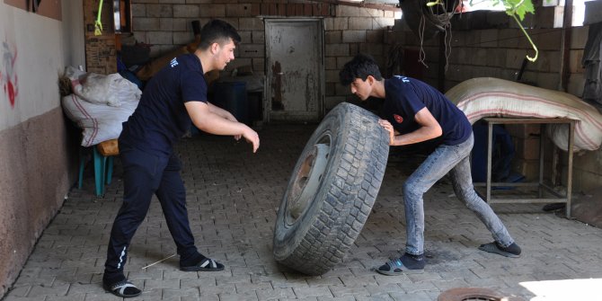 TIR lastiği ve jantla çalışarak güreşte derece yaptılar