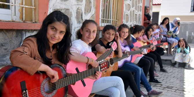 Gitar çalmayı öğrenen 8 kız öğrenci, köylerde mini konserler veriyor