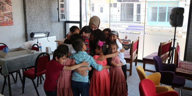 Okuyamamanın burukluğunu, köy okullarındaki öğrencilere pasta ikram ederek gideriyor