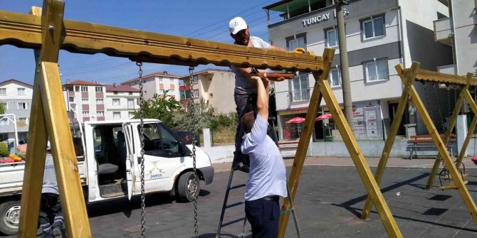 Çocukların güvenliği için parklar yenileniyor