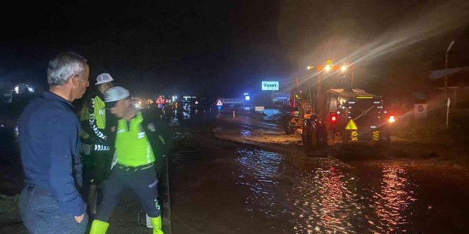 Aşırı yağış nedeniyle Aksaray yolu trafiğe kapandı