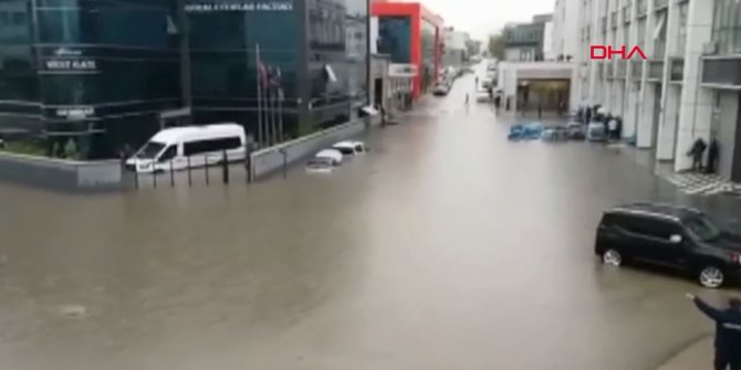 Yağış nedeniyle yolu su bastı, minibüstekiler iş makinesiyle kurtarıldı